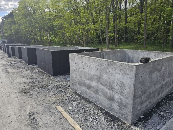 Plac produkcyjny z szambami betonowymi Jedwabne gotowymi do transportu